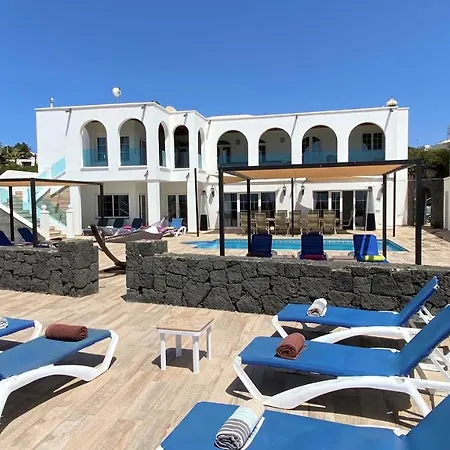Hotel Magnificent El Palacete Sleeps 20 Güime
