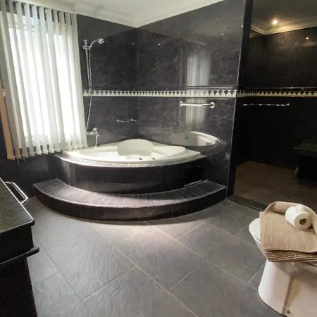 Hotell Magnificent El Palacete Sleeps 20 *