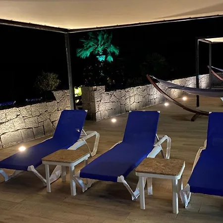 Magnificent El Palacete Sleeps 20 Güime