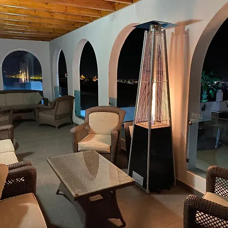 Hotel Magnificent El Palacete Sleeps 20 Güime