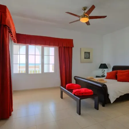 Magnificent El Palacete Sleeps 20 * Güime